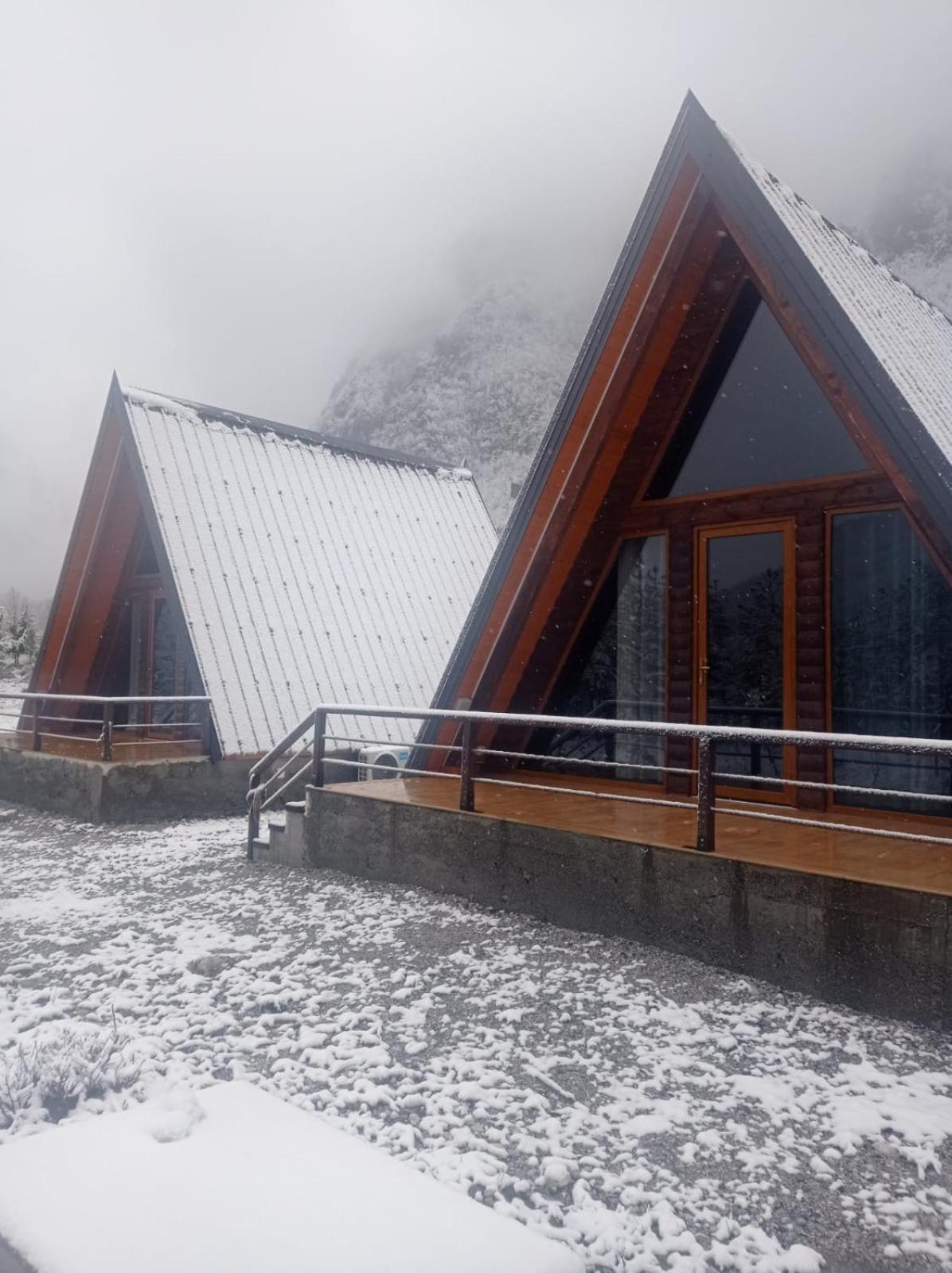 Bungaja Chalets Shkoder Bagian luar foto